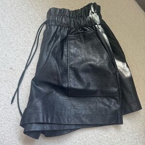 Faux leather high-waisted shorts - Size large